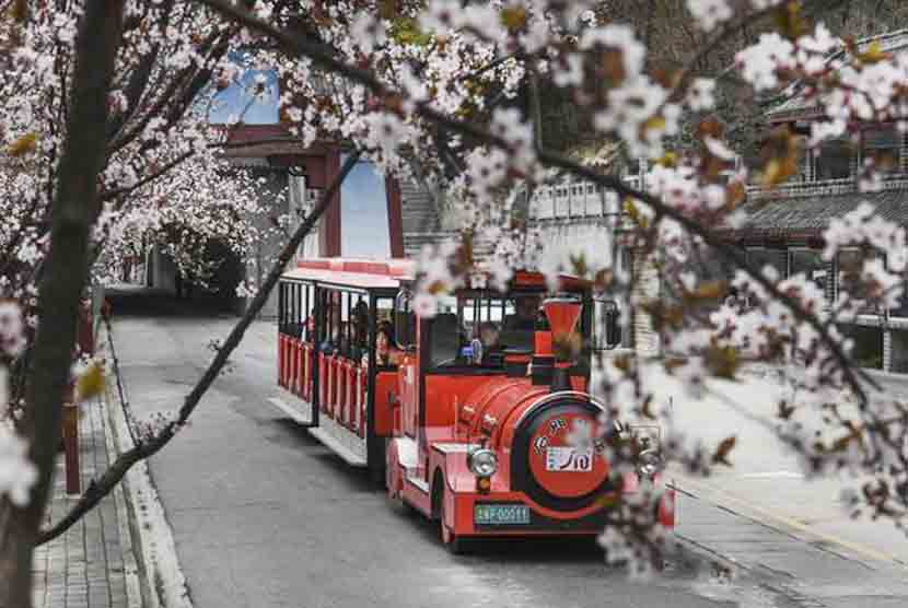 石門棧道風(fēng)景區(qū)小火車.jpg