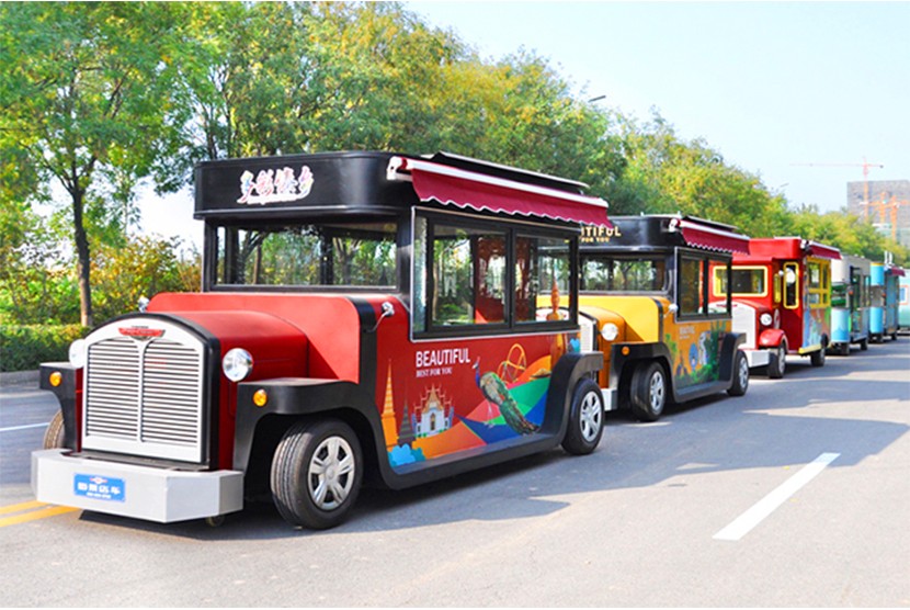 云南西雙版納景洪潑水廣場(chǎng)小吃車.jpg